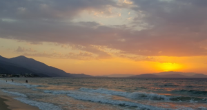 Güzelçamlı Venüs Plajı: Tarih, Doğa ve Ege’nin Mavilikleri