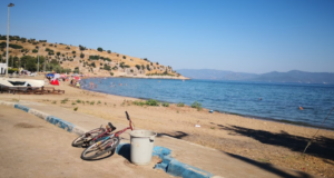 Ahmetbeyli Halk Plajı: Doğa ve Denizin Sakin Buluşması