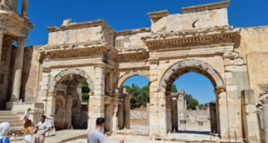 Efes Antik Kenti: Zamanın Derinliklerinde Bir Yolculuk