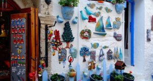 Alaçatı: Rüzgarın ve Taş Evlerin Büyüsü