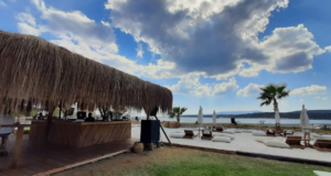 Tüccar Beach Club: Urla’nın Gözde Sahil Noktası