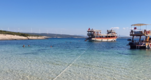 Urla Çamlı Koy: Doğanın ve Huzurun Buluştuğu Saklı Cennet