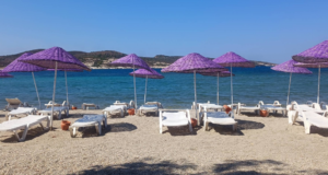 Foça Belediyesi Sosyal Tesisleri Kumburnu Plajı: Huzurlu ve Keyifli Bir Tatil Noktası