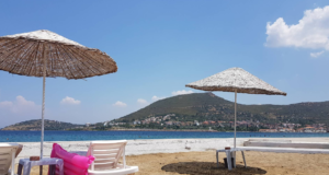 Yeni Foça Halk Plajı: Ege’nin Serin Sularında Keyifli Bir Tatil