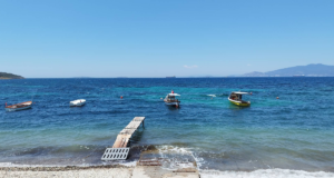 Köstem Köy Plajı: Doğayla İç İçe Huzurlu Bir Tatil Deneyimi