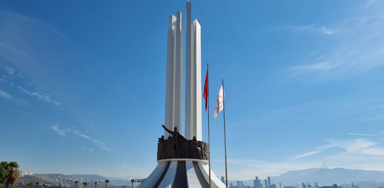İzmir Atatürk Anıtı: Kordon’un Tarihi Simgesi