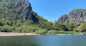 Olimpos Plajı: Doğanın ve Tarihin Kucaklaştığı Eşsiz Bir Tatil Noktası