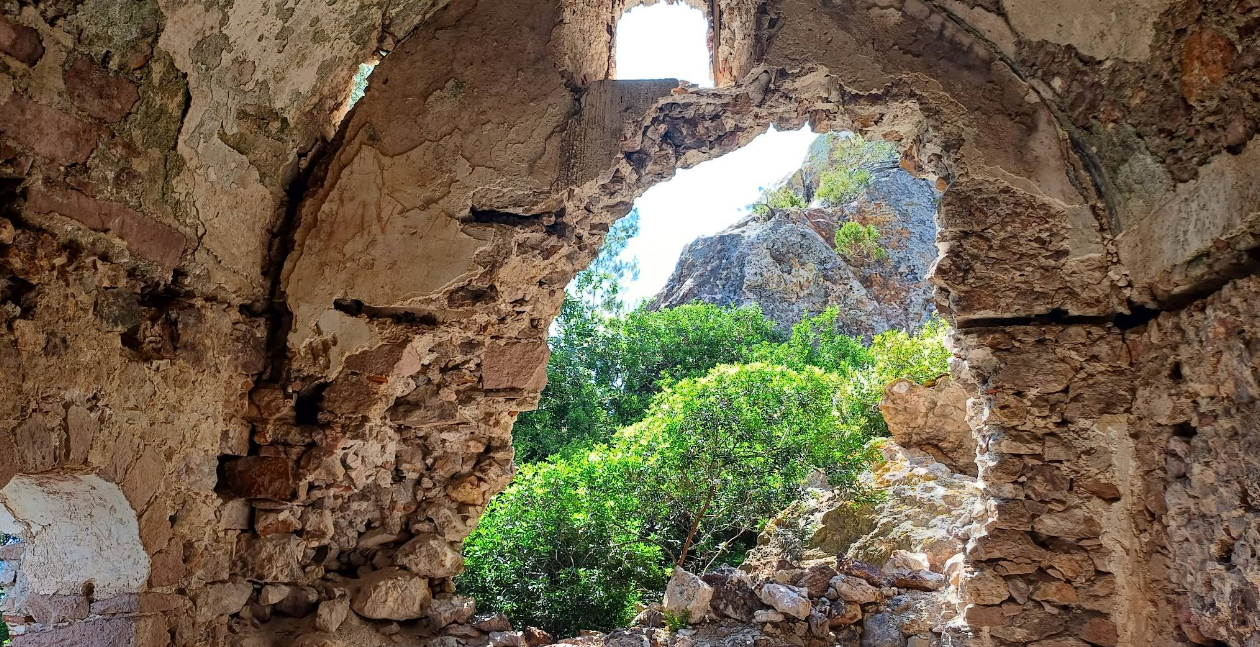 Ayvalık Ayia Paraskevi Manastırı: Tarih, Tatil ve Keşfedilecek Güzellikler