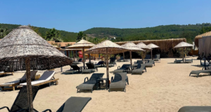 Despot Beach: Doğanın ve Tarihin Buluştuğu Saklı Cennet