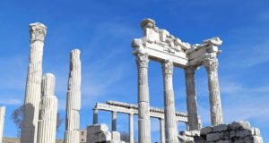 Akropolis: Tarihin Zirvesinde Bir Tatil Deneyimi
