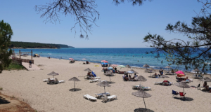 Kabatepe Plajı: Tarihle Doğanın Kucaklaştığı Eşsiz Bir Tatil Noktası