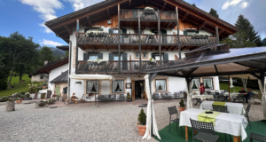 Caltena Mountain Hut: İsviçre Alplerinde Sessizlik ve Doğanın Kucağında Bir Sığınak