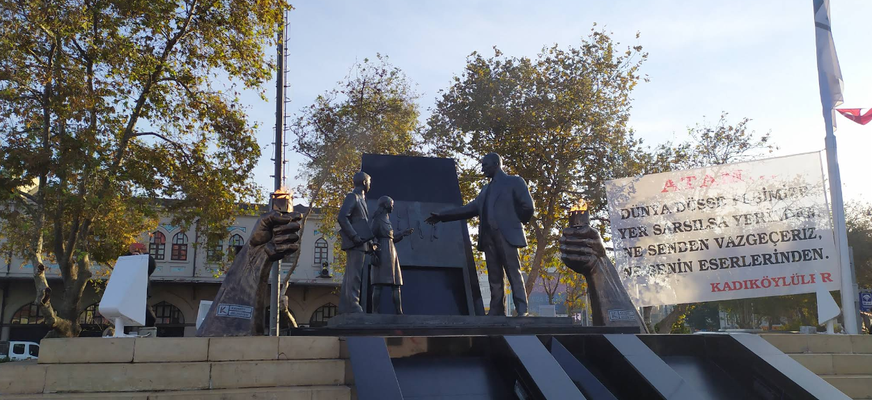 Boğaz’ın Gözcüsü, Cumhuriyet’in Kalbi: Kadıköy Atatürk Anıtı’nda Bir Gün